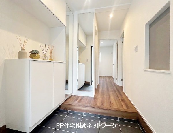 【玄関】本画像はAIがCGで靴・小物を作成しており、実際の現地に靴・小物は設置されておりません。また、販売価格に靴等は含まれておりません。