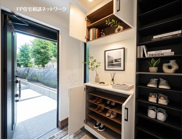 【玄関】本画像はAIがCGで靴・小物を作成しており、実際の現地に靴・小物は設置されておりません。また、販売価格に靴等は含まれておりません。