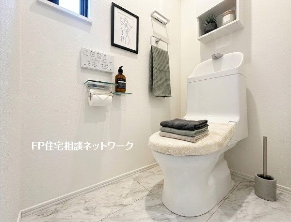 【トイレ】本画像はAIがCGで小物を作成しており、実際の現地に小物は設置されておりません。また、販売価格に小物等は含まれておりません。