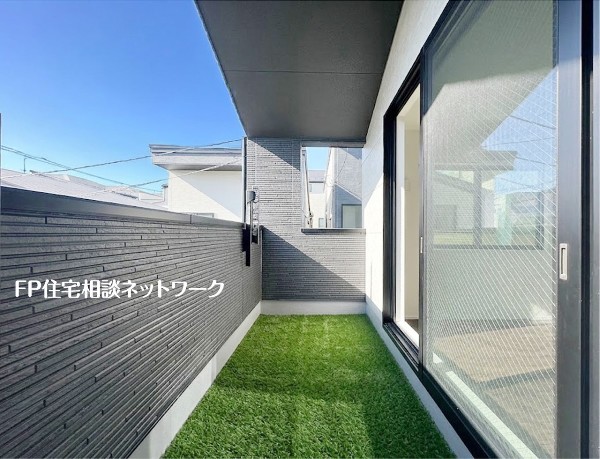【バルコニー】本画像はAIがCGで芝を作成しており、実際の現地に芝は設置されておりません。また、販売価格に芝等は含まれておりません。