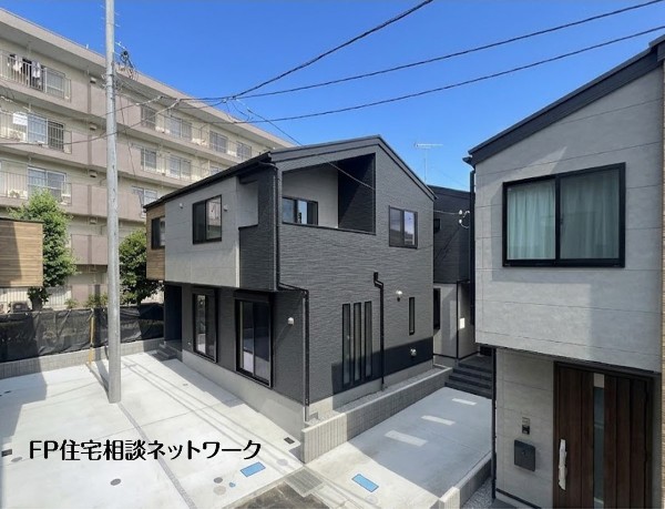 外観:駐車スペースを確保した新築分譲住宅。落ち着いた街並みに調和する外観デザインです。