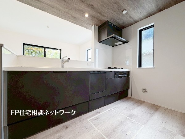 新しいキッチンは食事の支度も楽しく出来る。お手伝いをしてくれるお子様と並びながら準備や片付けが出来るキッチンは、ご家族のコミュニケーションを育む場として活躍します。