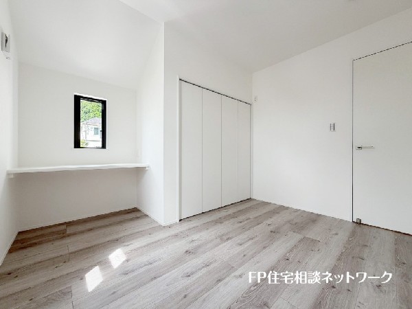 ある時はお子様のスタディスペースとして、観賞用のディスプレイとして、などいろいろな用途に活用できるカウンタースペース。
