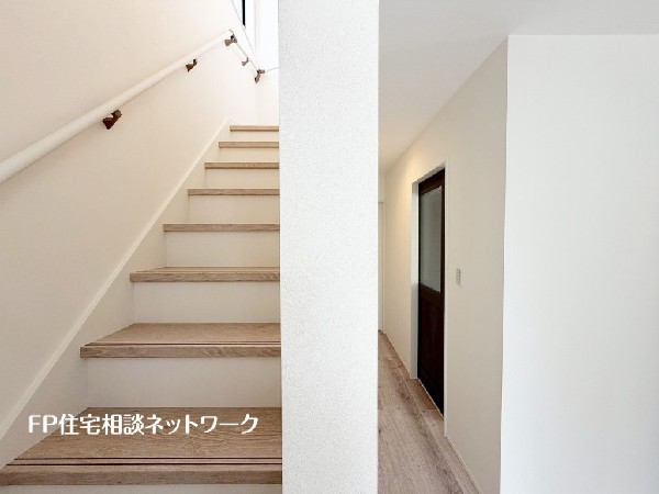 階段部分には自然の光を取り込むことの出来る、窓を配置しており明るい空間！お掃除の際には空気の換気などにも便利です。