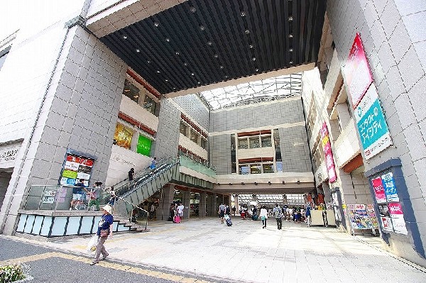 周辺環境:日吉東急アベニュー(東急東横線日吉駅の真上という立地をいかし、デイリーライフを充実させた地域密着専門店ビル。)