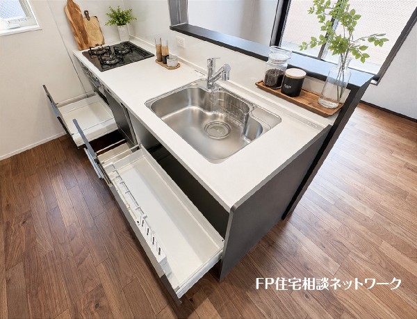 【キッチン収納】  本画像はAIがCGで小物を作成しており、実際の現地に小物は設置されておりません。また、販売価格に小物等は含まれておりません。