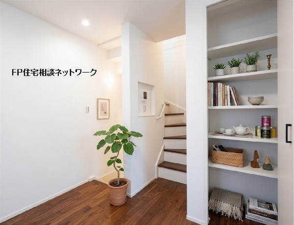 【LDK収納】  本画像はAIがCGで小物を作成しており、実際の現地に小物は設置されておりません。また、販売価格に小物等は含まれておりません。