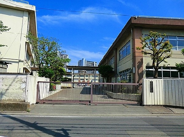 周辺環境:御幸中学校(幸福を実感し、希望に満ちた明るい社会をつくれる人を育てることをモットーにしている中学校。 (2))