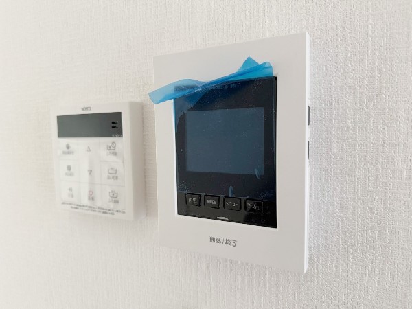 設備同仕様設備：モニター付インターホンが標準仕様です。戸建暮らしだと、集合住宅に比べ、より不安になりがちな防犯面、目で確認できるからあんしんです。