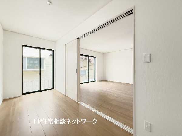 リビングとつづき間を隔てる引き戸を開放すれば、20.25帖の大空間に。急な来客やご家族構成によってシーンで使い分けられる便利な空間です。