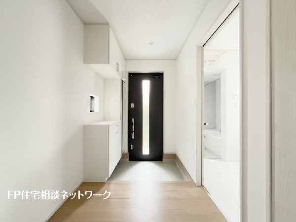 玄関ホールには大きな窓があり、自然光が射し込み、住まう人、訪れる人を心地よく迎え入れてくれる。玄関収納には、ディスプレイスペースがあり、お花、グリーンなどを飾れる。