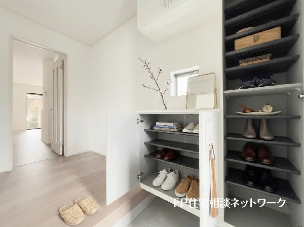 ■玄関■本画像はAIがCGで家具作成しており、実際の現地に家具は設置されておりません。また、販売価格に家具、小物等は含まれておりません。