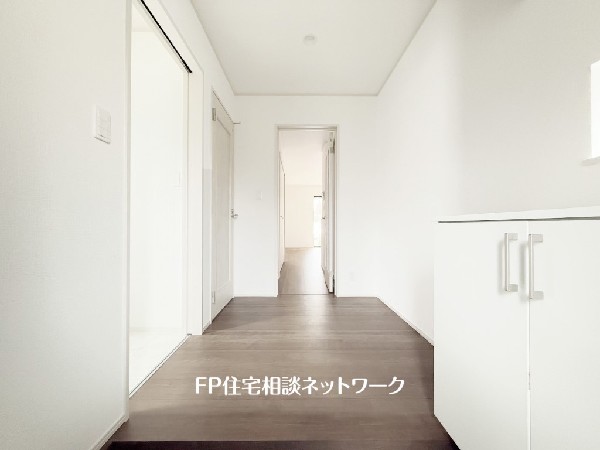 玄関がスッキリ広々としていると出掛けも帰宅も気持ちが良い。来客を出迎える時も、玄関が綺麗ならその家は全て良い印象になる。