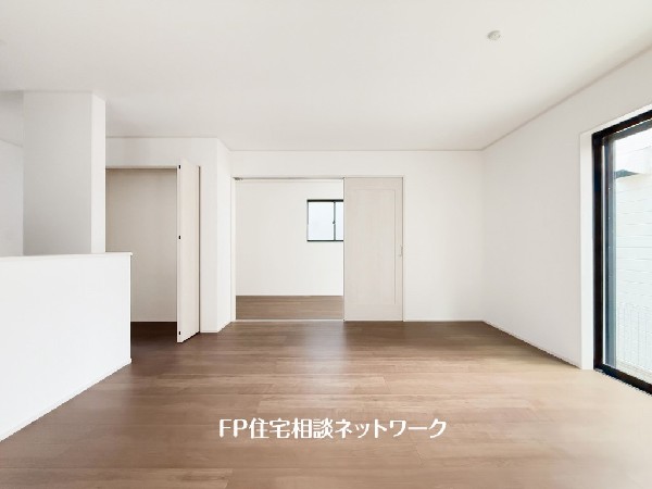 家族だんらんのスペースとなるリビング。家具の配置がしやすい広さを確保しつつ、窓が多い設計は色々な角度から光が取り込めるこだわりの間取りです。