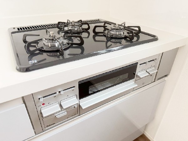 同仕様設備：慣れている方も多く、火力が目に見えるため、使いやすいという方も多い、3口のガスコンロ仕様です。