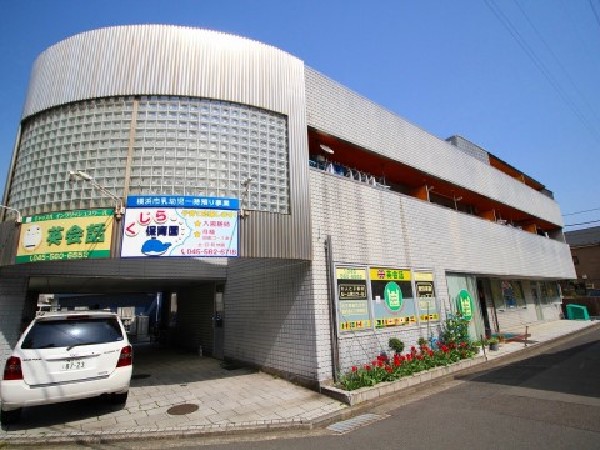 周辺環境:くじら保育園( 定員15名の小規模保育園。7：30～18：30まで。1歳後半から希望があれば英会話も教えてくれる。)