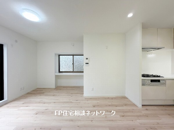 家族だんらんのスペースとなるリビング。家具の配置がしやすい広さを確保しつつ、窓が多い設計は色々な角度から光が取り込めるこだわりの間取りです。