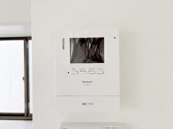 【TVモニター付インターホン　】モニター付インターホンが標準仕様です。戸建暮らしだと、集合住宅に比べ、より不安になりがちな防犯面、目で確認できるからあんしんです。