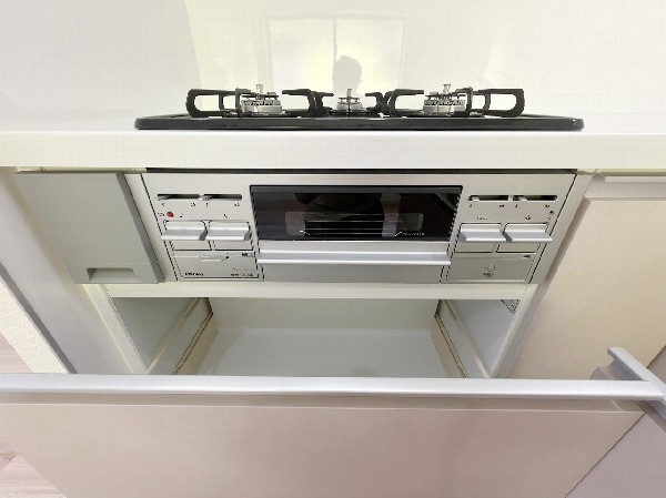 【ガスコンロ】同時並行で調理しやすい3口コンロです。お料理を同時にすすめることができ、料理時間の短縮にもなります。