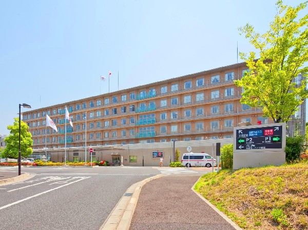 周辺環境:新百合ヶ丘総合病院(総合病院なので診療科目は各科あり。内科、外科、産婦人科、麻酔科、歯科口腔外科、小児科、眼科、泌尿器科、耳鼻咽喉科、救急科、皮膚科。)