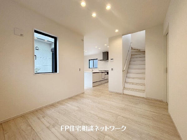 ＬＤＫと隣接する続き間4.5帖。広々としたＬＤＫの一部として利用するもよし、お子様のおもちゃ部屋＆遊び部屋として利用するもよし、利用用途が広がります。