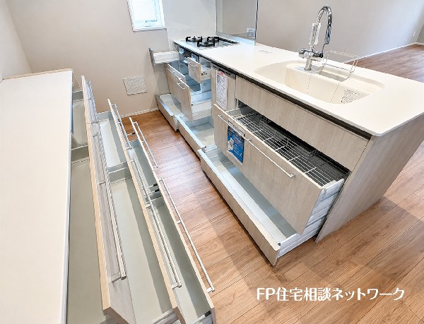 【キッチン収納】  キッチン下部には、奥の物まで出し入れしやすい大容量のスライド式収納を備えています。かさばるお鍋やフライパン等もすっきり収まり、作業スペースを常に広々と保てる実用的な設計です。