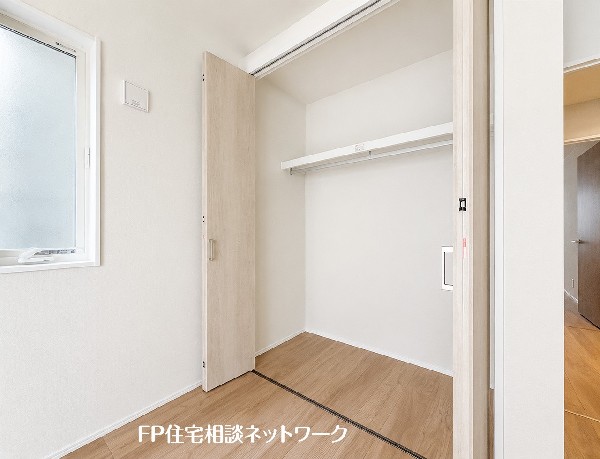 【クローゼット】  クローゼットは開口部が広く中身が見渡しやすい折れ戸を採用しています。上部には枕棚とハンガーパイプが設置され、丈の長いコートや衣類、小物類までたっぷり収納できる便利な空間です。
