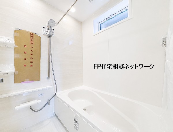 【浴室】  白で統一された清潔感のあるバスルームです。手すりが設けられており、どなたでも安心して入浴できる安全な設計です。小窓付きで換気がしやすく、毎日快適にお使いいただけるくつろぎの空間です。 