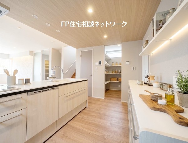 【キッチン】  本画像はAIがCGで小物を作成しており、実際の現地に小物は設置されておりません。また、販売価格に小物等は含まれておりません。