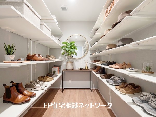 【シューズクローク】  本画像はAIがCGで小物を作成しており、実際の現地に小物は設置されておりません。また、販売価格に小物等は含まれておりません。