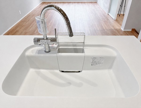 【浄水器一体型水栓】浄水と水道水を切り替えて使用できるスッキリとしたデザインの浄水器一体型水栓。ヘッドを引き出して使えるのでお料理はもちろんシンクの掃除が容易です。 