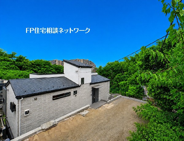 外観:【現地写真】  スタイリッシュな外観のモダンな邸宅です。白とグレーのコントラストが美しく、周囲の自然と調和しながらも洗練された存在感を放っています。広々とした敷地も魅力です。