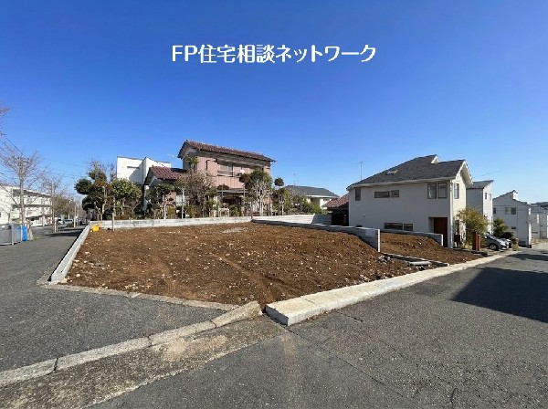 外観:区画整理された閑静な分譲地、西側道路は歩道が整備され落ち着いた雰囲気の街並が広がります。