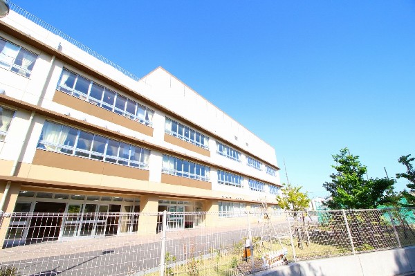 周辺環境:東菅小学校(文部科学省が学習指導要綱を2020年に改定した、その公立モデル校です。総合的な学習という思考力や判断力を養うための授業を児童主体で行っています。)
