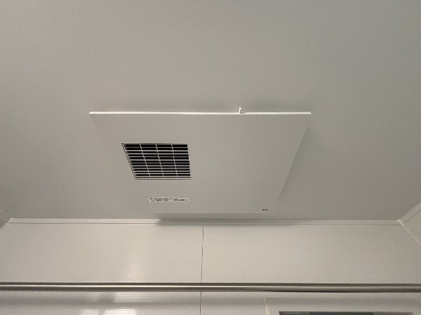 設備同仕様設備：お風呂場そのものを乾燥機にしてしまう便利な機能。梅雨時期や花粉の時期に助かる。冬の時期には暖房機能がヒートショックを防ぐ。
