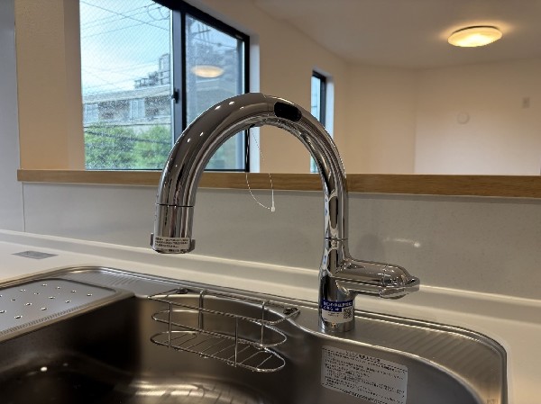 設備同仕様設備：キッチンには浄水器を標準装備。最近は水を飲むという場面以外にも料理で使用したり、野菜を洗う場合もキレイな水で洗いたいという人が増えてきています。