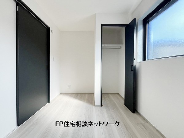 2面採光でお部屋の隅々まで明るい印象の居室。おひさまの光を、爽やかな風をたっぷりと取り込めます。居室内はいつも明るいので、毎日の生活も自然と明るくなりますね。