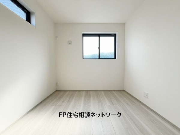 光を取り込みやすい2面採光の居室は日当良好。クローゼットの完備で収納スペースも十分。お子様にとっての「自分の部屋」。学習デスクやベッドの配置もラクラクです。