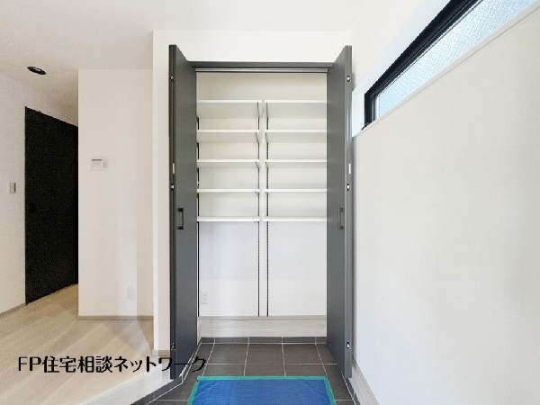 散らかりがちな玄関をスッキリと保てる玄関収納は、家の中に入る時一番最初に目に付く場所だからこだわりたい。落ち着いた色目が、室内のカラーやデザインと調和。