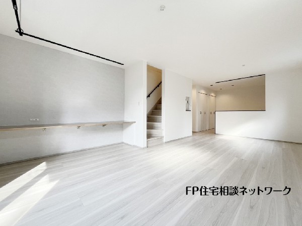 家族だんらんのスペースとなるリビング。家具の配置がしやすい広さを確保しつつ、窓が多い設計は色々な角度から光が取り込めるこだわりの間取りです。