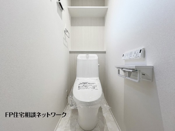 ウォシュレット、暖房便座機能付のトイレです。従来型に比べ節水効果があり、お手入れもしやすいので、家計も家事の負担も軽減してくれます。