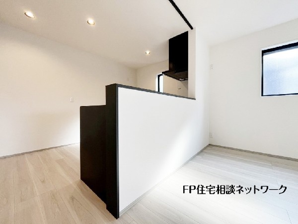 対面式のカウンターキッチンですので、出来上がったお料理をカウンターに並べてお子様が運ぶなど、お手伝いの時間も増えそうですね。