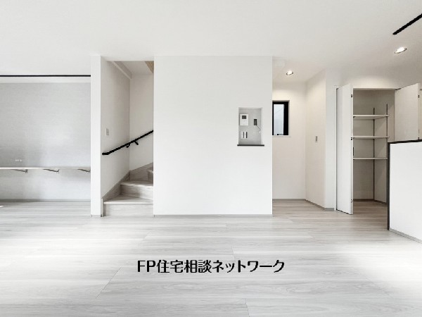 想像以上の質感が訪れる者の心を離さない。フローリング素材、窓の配置、壁面タイル、カラーバランス、どれをとってもワンランク上の仕上がり。