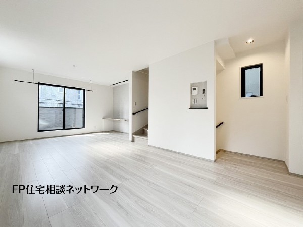 20.1帖の広々ＬＤＫ。ダイニングテーブルやソファーなどの家具もしっかりと配置できます。ゆったりとした広さの空間でご家族だんらんの時間をお過ごしください。