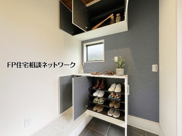 【シューズボックス】  本画像はAIがCGで小物作成しており、実際の現地に小物は設置されておりません。また、販売価格に小物等は含まれておりません。