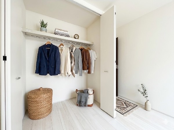 【クローゼット】  本画像はAIがCGで小物作成しており、実際の現地に小物は設置されておりません。また、販売価格に小物等は含まれておりません。