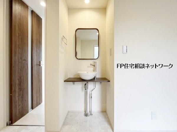 【玄関ホール】  玄関ホールには来客時にも使いやすい手洗いスペースを設置。帰宅後すぐに手洗いができ、衛生面にも配慮された設計です。シンプルで落ち着いたデザインが空間にさりげないアクセントを添えます。