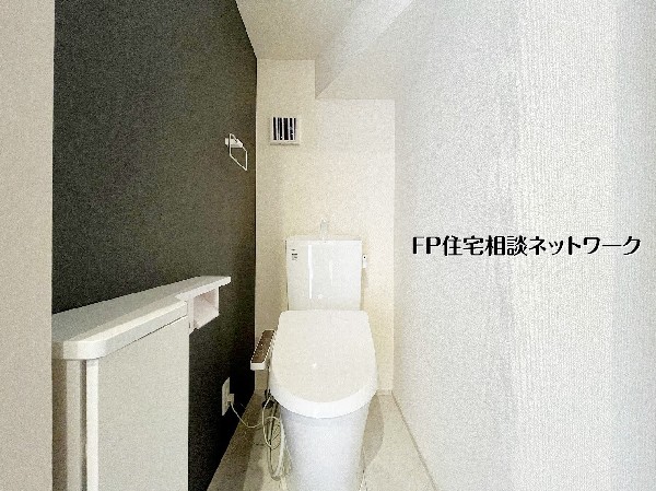 【トイレ】  落ち着いたアクセントクロスを採用したトイレ空間。温水洗浄便座付きで快適に使用できます。上部には換気窓もあり、明るさと通気性にも配慮された使いやすい設計です。