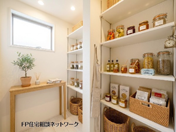 【パントリー】  本画像はAIがCGで小物作成しており、実際の現地に小物は設置されておりません。また、販売価格に小物等は含まれておりません。