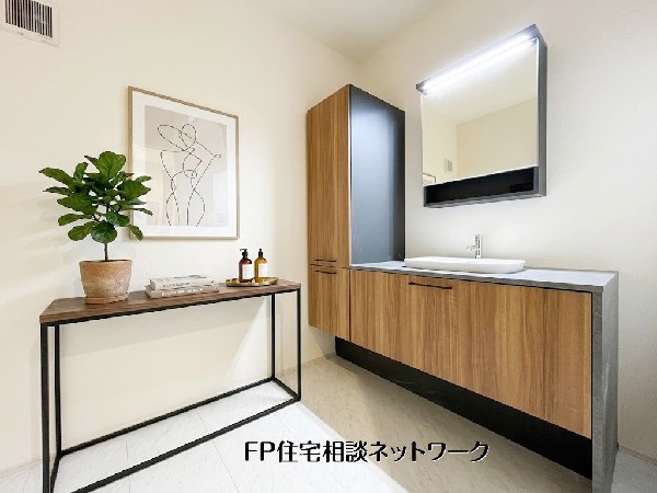 【洗面台】  本画像はAIがCGで小物作成しており、実際の現地に小物は設置されておりません。また、販売価格に小物等は含まれておりません。